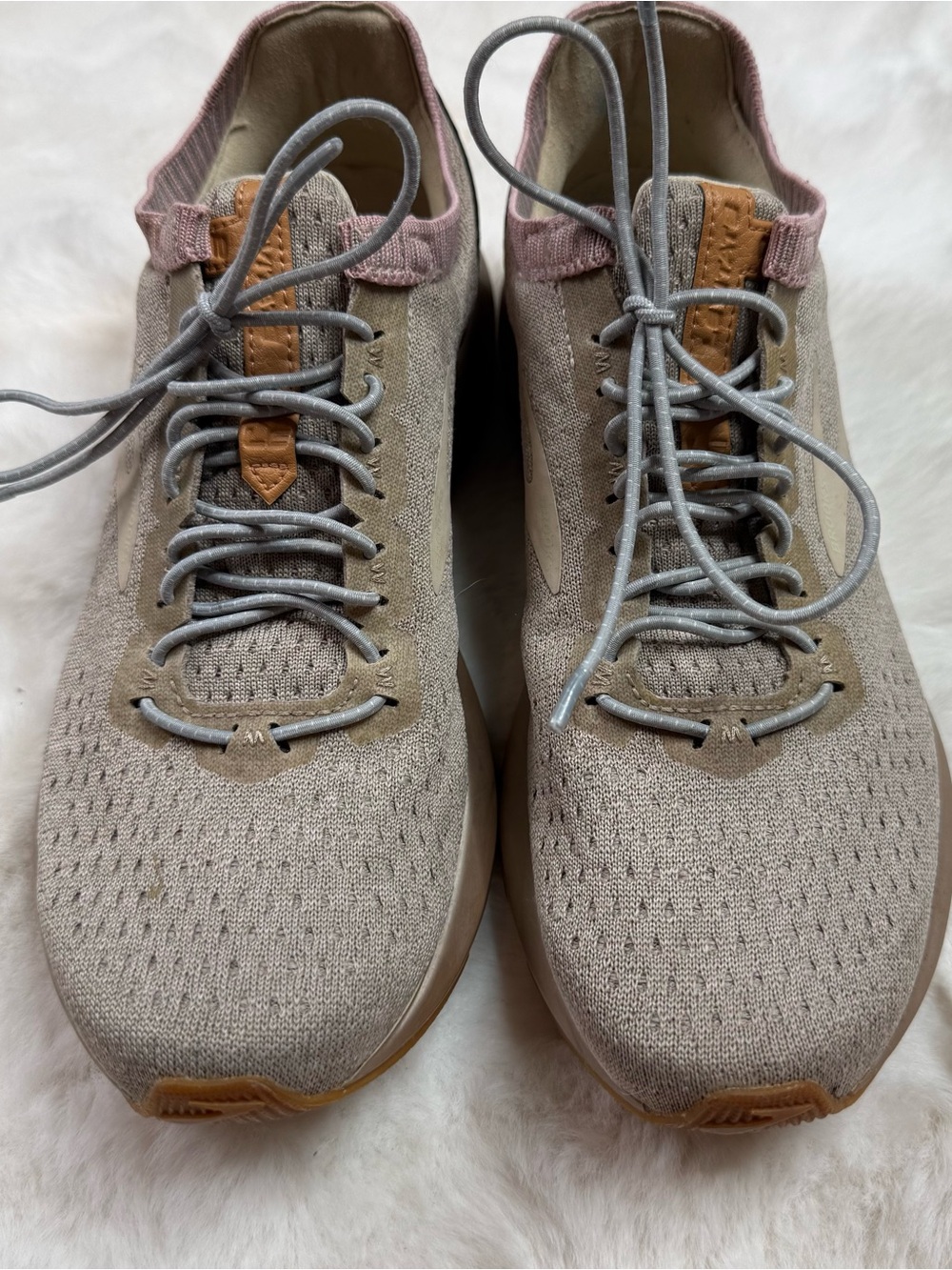 Brooks Levitate 2 Women’s Running Shoes Size 9 – Rose Gold / Taupe – Preowned